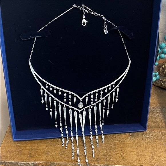 Elegant Silver Necklace with Crystal Accents Swarovski - Picture 1 of 3